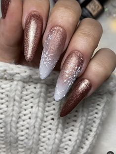 Silver And Gold Christmas Nails, Rose Gold Christmas Nails, Christmas Nail Designs 2022, Christmas Ombre Nails Winter, Elegant Christmas Nails Classy, Holiday Nails 2022, Elegant Holiday Nails, Christmas Nails 2022, Winter Nails 2022