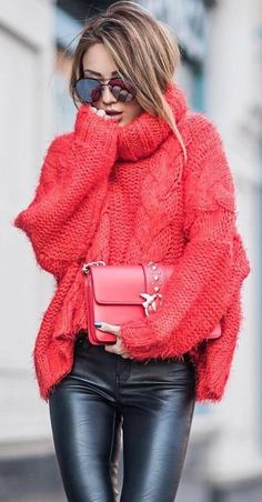 Red Dress Street Style, Outfits Leggins, Stile Casual Chic, Oversized Sweater Outfit, Look Legging, Pullovers Outfit, Leather Pants Outfit, Woman Sweater, Sweater Dress Outfit