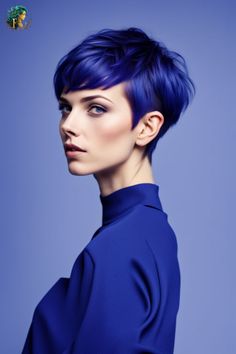 Entdecken Sie den atemberaubenden blauen Pixie-Cut! Dieser kühne, kurze Haarschnitt in leuchtendem Blau ist der perfekte Look für moderne, selbstbewusste Frauen. Ideal für diejenigen, die einen auffälligen, trendigen Stil suchen. #BlueHair #PixieCut #Haartrends  #BlaueFrisur #PixieCut #KurzeHaare #Haartrends #ModerneFrisur #FarbigeStyling #HaarfarbeBlau #TrendigerHaarschnitt #KühneFrisur #HaarstyleInspiration Blue Pixie Cut, New Cut, Modern Hairstyles, Short Pixie, Pixie Hairstyles, Pixie Haircut, Low Lights, Pixie Cut, Blue Hair