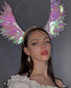 Angel Fairy Costume, Angel Make Up Ideas, Icicle Makeup, Halloween Angel Makeup Ideas, Seraphim Cosplay, White Fairy Makeup, Halloween Makeup Angel, Black Angel Makeup