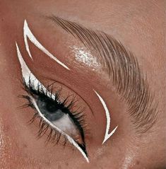 Euphoria Eyeliner Looks, Jules Eyeliner, Euphoria Eyeliner, Jules Euphoria Makeup, Cassie Euphoria Makeup, Cassie Aesthetic, Creative Eyeliner Looks, Cat Eye Eyeliner Tutorial, Easy Graphic Eyeliner