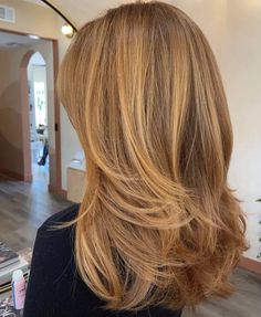 Flippy Hair, 2024 Hair Trends, Shaggy Layers, Perfect Blonde Hair, Dyed Hair Inspiration, Honey Blonde Hair, Retro Styles, Long Blonde Hair, Hair Inspo Color