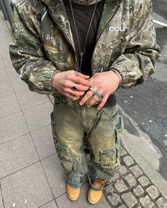 Camo Jacket Outfit, Kurt Cobain Style, Hoodie Outfit Men, Cold Culture, Save Outfits, African Clothing For Men, Baggy Clothes, Street Style Outfits Men