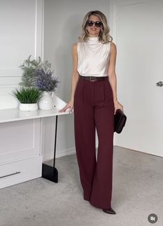 Wine Colored Jeans Outfit, White And Burgundy Outfit, Cream And Burgundy Outfit, Burgandy Pants Outfits Work, Burgundy Pants Outfit Work, Burgundy Trousers Outfit, Business Formals, Clothes Place, Outfit Pantalon Rojo