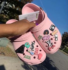 Croc Fashion, Croc Ideas, Shoe Crocs, Crocs Aesthetic, Beach Instagram Captions, Crocs Slippers, Pink Crocs