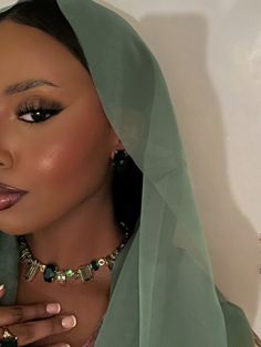 Women With Jewelry, Somali Clothes, Somali Wedding, Light Makeup Looks, African Clothing Styles, Hijabi Fashion, Abayas Fashion, Hijab Tutorial, Girls Makeup