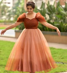 Frock Fashion For Wedding, Net Simple Gown, Saree Frock Designs For Women, Net Frock Models, Side Open Frock Designs, Dresses Models For Stitching, Maxi Frocks For Women, Simple Net Gown Designs, Saree To Frock Designs For Women