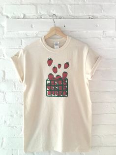 Strawberry Shirt, Screen Print T-shirt, Graphic Tee, Foodie Clothing Gift Foodie Outfit, Strawberry Shirt, Food Shirt, Screen Printing Shirts, Fruit Print, Selling Clothes, Print Shirt, Clothes Gift, Outfits Casuales