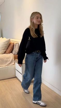 90s Basic Outfits, Outfits Dark Blue Jeans, Dark Jean Outfits, Dark Blue Jeans Outfit Winter, Dark Wash Jeans Outfit Aesthetic, Blue Jeans Outfit Casual, Dark Blue Jeans Outfit Aesthetic, Navy Blue Jeans Outfit, Outfits With Dark Blue Jeans