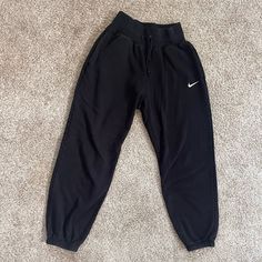 XS NIKE SPORTSWEAR PHEONIX FLEECE. BLACK. LIGHTLY USED. Shifting Board, Cold Fits, Cute Pajama Sets, Nike Fleece, Nike Sweatpants, Cute Pajamas, Back Workout, Teenage Fashion Outfits, Pajama Sets