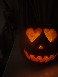 heart pumpkin halloween aesthetic spooky Heart Eyes Jack O Lantern, Pumpkin Carving Heart Eyes, Pumpkin Carving Ideas Heart Eyes, Pumpkin Carving Ideas Heart, Heart Eye Pumpkin Carving, Heart Eyes Pumpkin, Sophie Vibes