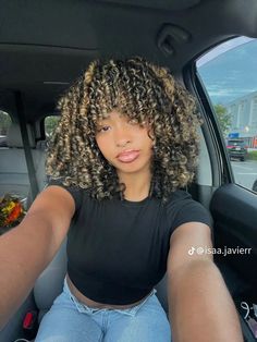 Curly Hair Layers Mid Length, Black Women Highlights Hair Curly, Blond Highlights Natural Hair, 3b Curly Hair Blonde Highlights, Black Curly Hair Dye Ideas, Curly Black Hair Highlights, Black And Brown Curly Hair, Full Highlights Curly Hair