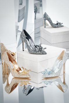 Einmal in Cinderellas Schuhe schlüpfen? Dieser Traum wird jetzt Realität – mit Schuhen von Jimmy Choo. Das Label launcht eine "Cinderella"-Kollektion. #jimmychoocinderella Cinderella Collection, Wedding Shoes Sandals, Cinderella Shoes, Prom Heels, Wedding Shoes Heels, Shoes Sandals Heels, Fancy Shoes, Girly Shoes