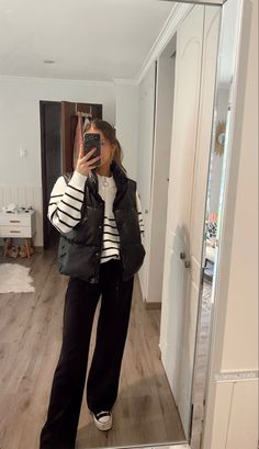 Padded Vest Outfit, Uni Winter Outfits, College Student Aesthetic Outfit, Inspo Outfits Invierno, Outfits Aesthetic Invierno, Invierno Aesthetic, Winter Fall Outfits, Outfits Uni, Fall Outfits Aesthetic