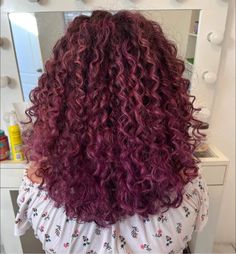 Curly hair haircuts Curly Fantasy Hair, Dark Pink Curly Hair, Curly Hair 3c, Balayage Pink, Fantasy Hair Color, Wine Hair Color, Magenta Hair