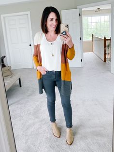 How to Wear Cardigans Without Looking Frumpy #FightTheFrump Baggy Cardigan, Knee Length Leggings, Cute Christmas Outfits, Pajamas All Day, Outfit 2020, Thick Sweater, Stil Inspiration