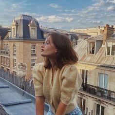 Lob And Wispy Bangs, French Girl Aesthetic, Parisian Look, Parisian Aesthetic, Parisienne Chic, Photographie Portrait Inspiration, Style Français, French Girl Style