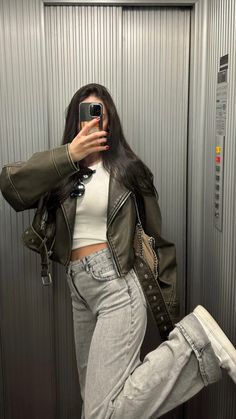 Winter Fashion Outfits Casual, Rock Outfit, Uni Outfits, Foto Tips, Leather Jacket Outfits, Casual Day Outfits, Casual Style Outfits, Winter Fashion Outfits, College Outfits