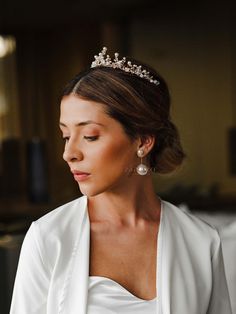 Complete your wedding day look with our specially designed bridal hair accesories. From our delicate wedding hair comb to our intricate bridal hairpiece, find the perfect finishing touch for your wedding hair. Explore our collection of bridal accesories and shine on your special day. ORAZIA, this beautiful tiara with crystals and pearls, along with a few delicate pink accents, is perfect for the simple and elegant bride. It adds that special touch to your look and can be worn with a veil. Did you know that in Colombia, we are the largest accessory brand, and our entire team is made up of women heads of households? We believe we are capable of conquering the world. With your purchase, you support a group of 20 women who dream of making your wedding day perfect. Add a touch of elegance to yo Bridal Hair Accesories, Hair Piece For Wedding, Tiara Bride, Bridal Hair Tiara, Crystal Crowns, Bridal Accesories, Crystal Bridal Headband, Brides Hair, Wedding Hairpiece