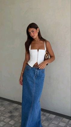 Amanda Batula Outfits, Dekota Thompson Outfit, Look Legging, Denim Skirt Outfits, Skandinavian Fashion, Europe Outfits, Long Denim Skirt, Neue Outfits, Looks Street Style