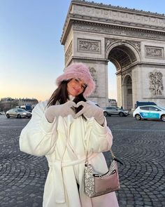 Disney Paris Picture Ideas, Paris Photo Ideas Instagram Winter, Emily In Paris Winter Outfits, Disney Paris Outfits Winter, Paris Disneyland Outfit, Madrid Pictures Ideas, Disney Paris Outfits, Berlin Photo Ideas, Disneyland Paris Outfit