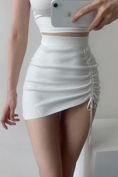 Fitted Ribbed Mini Bottoms, White Stretch Ribbed Skirt, Ribbed Stretch Mini Skirt, White Ribbed Stretch Skirt, Casual Fitted Ribbed Mini Skirt, Casual Ribbed Mini Skirt For Spring, Fitted Ribbed Mini Skirt, Trendy Fitted Ribbed Skirt, Short Pollera