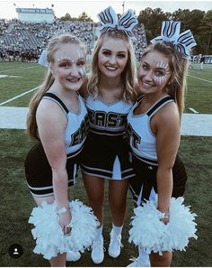 Football Makeup, Cheer Games, Cheer Makeup, Cheer Team Pictures, Sideline Cheer, Face Paint Ideas, 2020 Makeup