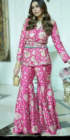 Sharara Suit Designs Latest, Velvet Pakistani Dress, Lehenga Designs Latest, Wedding Chura, Jacket Lehenga, Trendy Date Night Outfit, Date Night Outfit Ideas, Boutique Designs, Night Outfit Ideas