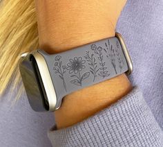 "Silicone replacement watch band compatible with Apple Watch These custom watch bands are laser engraved with beautiful wildflower design on one side and Live, Laugh, Love quotes on the other side. Compatible with Series SE/7/6/5/4/3/2/1 Apple Watch Watch band 38mm 40mm 41mm 42mm 44mm 45mm Available in 17 band colors Sizes available: - 38mm & 40mm & 41mm S/M 5.1\"-7.1\" (130mm-180mm) wrist - 38mm & 40mm & 41mm M/L Fits 5.9\"-7.9\" (150mm-200mm) wrist - 42mm & 44mm & 45mm S/M Fits 5.5\"-7.5\" (14 41mm Apple Watch Band, Granola Apple Watch Band, Apple Watch Band Engraving Ideas, Apple Watch 8 Bands, Laser Engraved Watch Band, Engraved Apple Watch Band, Watch Bands For Apple Watch, Live Laugh Love Quotes, Cute Apple Watch Bands