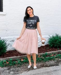 Pink Tulle Skirt Outfit Casual, Blush Tulle Skirt Outfit, Grey Tulle Skirt Outfit, Tule Skirt Outfit, Tulle Skirt Outfit Casual Street Style, Pink Tulle Skirt Outfit, Skirt With Tshirt, Tulle Skirt Outfits Casual, Rok Tile