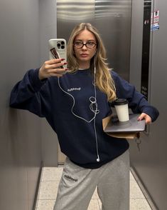 Virgo Habits, Aesthetic Birkenstocks, Paris Chic, Uni Life, Simple Fits, Winter Inspo, Blue Crewneck, Fall Inspo