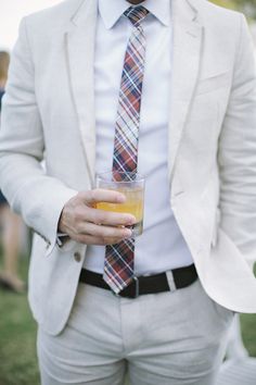 Perfect for summer weddings!! Dress Ideas For Men, Outfit Boda, Casual Groomsmen, Country Club Dress, Tie Photo, Spring Attire, Summer Formal, Summer Suit, Wise Man