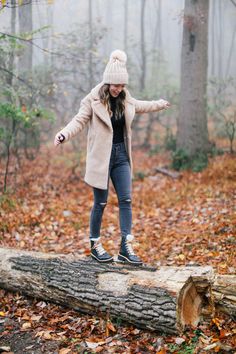 Hat Photoshoot Ideas Studio, Fall Photoshoot Birthday, Pictures In Woods, Autumn Foto Ideas, Hats With Outfits, Preppy Baddie, Trending Fashion Ideas, Autumn Photography Portrait, Autumn Photoshoot