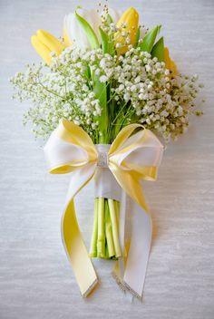 A white and yellow bridal bouquet tied in yellow and white ribbons Yellow White Wedding Theme, Yellow Theme Wedding Decorations, Yellow And Green Wedding Theme, Green And Yellow Wedding Theme, Pastel Yellow Wedding Theme, Pale Yellow Wedding Theme, Wedding Yellow Flowers, Hoco Brunch, Yellow Theme Wedding