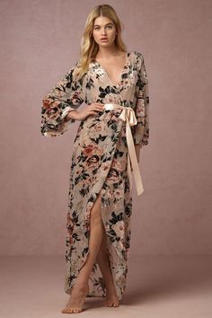 Laurie Velvet Robe from @BHLDN $280 Velvet is having a moment now and we are in love with this luxurious robe from BHLDN. Pijamas Women, Trendy Bride, Honeymoon Lingerie, Mode Boho, Bridal Robes, Bridal Lingerie, Beautiful Lingerie, Lingerie Collection, Bride Bridal