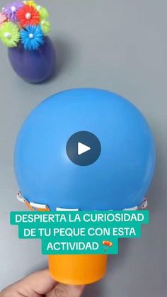 a person holding an object in their hand with the words despereta la curiosidad de tu peque con est actividada