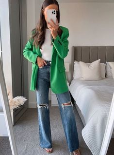 What Em Wore, St Pattys Outfit, Green Outfit Ideas, St Patricks Outfit, St Pattys Day Outfit, Wide Leg Outfit, Blazer Verde, Outfits Con Jeans, St Patrick's Day Outfit