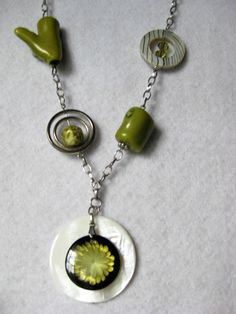 Necklace made of fine stones Green coral Mother of Pearl blanca Green Swarovski Silver tone metal Length 17 inches Adjustable: 2 inches extension Matching earrings, add $ 10 (see photo 4)