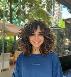 Curly Hair Bangs Balayage, Should Length Curly Hair, Short Length Curly Haircut, Stacked Curly Haircut, Curly Hair Round Layers, Devacut Curly Hair, Shoulder Length Haircut For Curly Hair, Curly Hair Cuts Short Layers