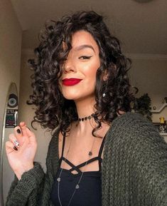 Descubra o segredo dos cachos definidos 😍 Curly Hair 2c, Curly Hair Bob Haircut, 3b Curly Hair, Dark Curly Hair, Medium Curls, Wavy Curly Hair, Makeup Styles