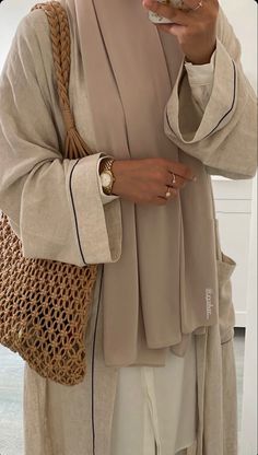 Khaleeji Outfits, Abaya Outfits, Sweater Style Outfits, Mode Kimono, Outfits Modest, Beige Outfit