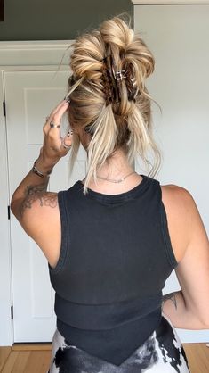 TORIE BLISS | Claw clip messy bun ft my cute claw clip from @scunci , they have the best selection of claw clips! SAVE & TRY ❤️‍🔥 #scuncipartner… | Instagram Hair Volleyball Hairstyles, Hair Upstyles, Easy Hair Updos, Clip Hairstyles, Game Day Hair, Ribbon Hairstyle, Hair Tutorials For Medium Hair, Work Hairstyles, Bun Hairstyles For Long Hair