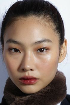 Natural toned makeup for everyday tanned skins Thanksgiving Makeup, Jung Hoyeon, Ho Yeon, Hoyeon Jung, Beauty Make-up, Portrait References, Braut Make-up, Asian Eye Makeup, Glowy Makeup