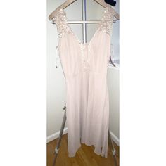 Nwt Vintage Elise Ryan 1950's Peach Pink Long Nightgown W/Pleated Bodice & Lace. Size 8 Feminine V-neck Party Nightgown, Spring Evening Nightgown With Lace Trim, Sleeveless Lace Bodice Nightgown For Summer, Feminine Sleeveless Evening Nightgown, Party V-neck Nightgown With Lace Trim, Spring Evening Lace Sleepwear, Spring Party Lace Nightgown, Lace Nightgown With Lace Bodice For Party, Spring Wedding Night Beige Nightgown