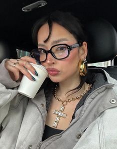 IG: irisloveunicorns Glasses Outfit, Instagram Coffee, Trendy Glasses, England Fashion, Face Photo, Ideas For Instagram Photos, Outfit Inspo Fall, Womens Glasses, Pretty Makeup