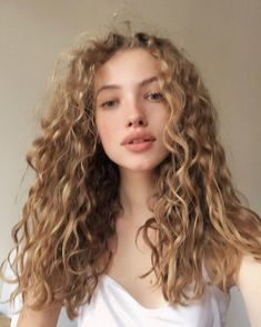 Curly Hair White Girl, Curly Cut, Frizzy Curly Hair, Cute Curly Hairstyles, Hair White, Female Face, Curly Hair Women, Hairstyles For Curly Hair