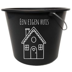 a black bucket with a house drawn on the side and words een eigern hus