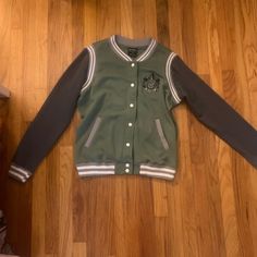 Large Brand New Harry Potter Jacket, Vintage Harry Potter, Harry Potter Slytherin, Coats Vintage, Varsity Jackets, Large Buttons, Warner Bros, Coats Jackets Women, Varsity Jacket