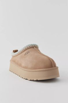 UGG Tazz Slipper | Urban Outfitters Cutesie Outfits, Platform Ugg Slippers, Platform Ugg, Uggs Slippers, Tazz Slipper, Cute Uggs, School Wishlist, Ugg Tazz, Ugg Tasman