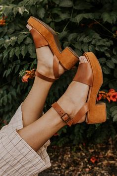 Sandals - small heals - brown sandals - spring footwear - summer sandals - the perfect shoe Shoe Websites, Womens Summer Shoes, Mode Vintage, Mode Inspiration, Seychelles, Hiking Shoes, Ugg Boots, Cute Shoes, Summer Shoes